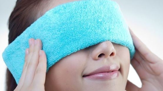Warm compress relieves pain in your eye